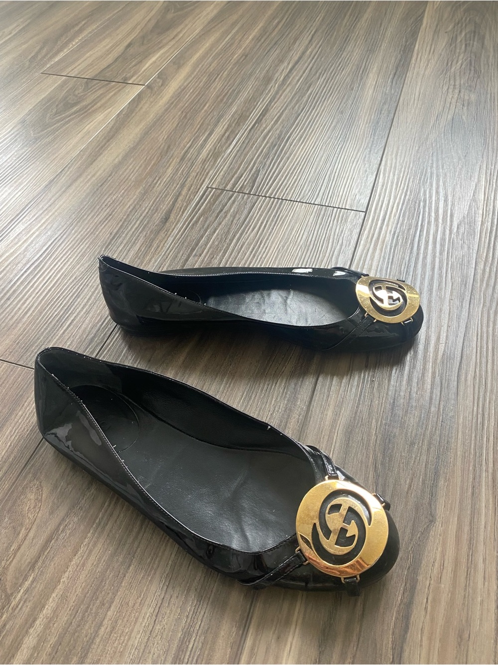 Gucci Black Patent Leather Ballet Flats with Gold Double G Emblems - Picture 4 of 4